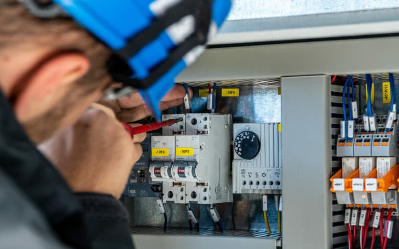 Proteja os eletrônicos contra sobretensões
